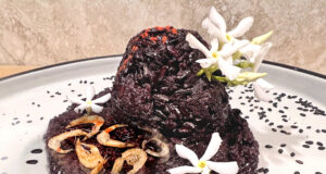 Black JasminRice con riso Venere, merluzzo, baby shrimps e fiori di gelsomino