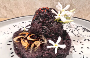 Black JasminRice con riso Venere, merluzzo, baby shrimps e fiori di gelsomino