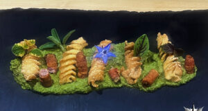 Fusilloni soffiati con pesto alle 5 foglie e riccioli di Speck Alto Adige IGP