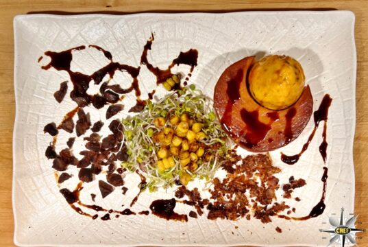 Ballotine de poulet: Galantina di pollo con frittura di gherigli e pelle di pollo croccante
