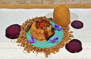 Stracotto di cervo con cremoso di fiori di salvia e coulis di mirtilli