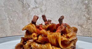 Torchietti di farro in salsa di gorgonzola e liquirizia con guanciale croccante