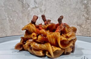 Torchietti di farro in salsa di gorgonzola e liquirizia con guanciale croccante