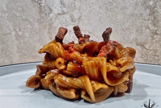 Torchietti di farro in salsa di gorgonzola e liquirizia con guanciale croccante
