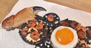 Nasi goreng: riso fritto indonesiano con craby krips, tonno e sambal terasi