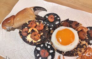 Nasi goreng: riso fritto indonesiano con craby krips, tonno e sambal terasi