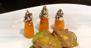 Duck escalope al miele di castagno con cracker di piselli e chips di limone