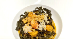 Tagliatelle al nero di seppia con essenze di mare in salsa di ostrica
