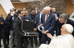 Pininfarina presenta “Orbis”: un simbolo di sostenibilità e armonia per Papa Francesco