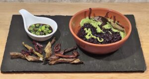 Risi&Bisi 2.0 con riso nero, baccelli di pisello e speck affumicato