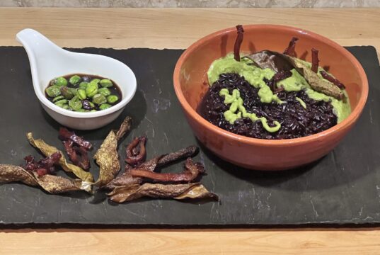 Risi&Bisi 2.0 con riso nero, baccelli di pisello e speck affumicato
