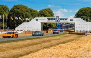 Goodwood 2025: 10.000 cavalli in parata per i 40 anni del Pirelli P Zero