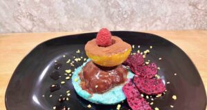 Precoche al cioccolato con dragon fruit rosso e mousse di banana alla spirulina