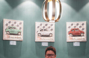 La mostra “Strade d’Emozione” di Stefano Berardino prorogata: continua il viaggio tra arte e motori all’NH Hotel Torino Centro
