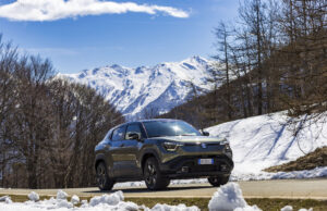 Suzuki e VITARA, debutta il primo SUV elettrico 4×4 della casa giapponese