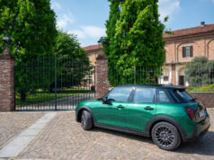 MINI Cooper 5 porte: la compatta premium che non dimentica il piacere di guida