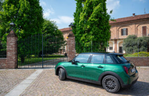 MINI Cooper 5 porte: la compatta premium che non dimentica il piacere di guida