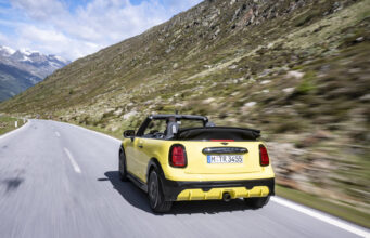 MINI John Cooper Works Cabrio: 231 CV a cielo aperto per l’estate 2026