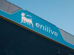 Eni, il tetto ai carburanti resta fino a fine anno Il marchio Enilive sulla pensilina di una stazione di servizio.