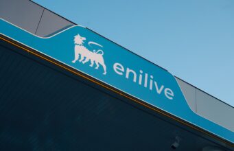 Eni, il tetto ai carburanti resta fino a fine anno Il marchio Enilive sulla pensilina di una stazione di servizio.