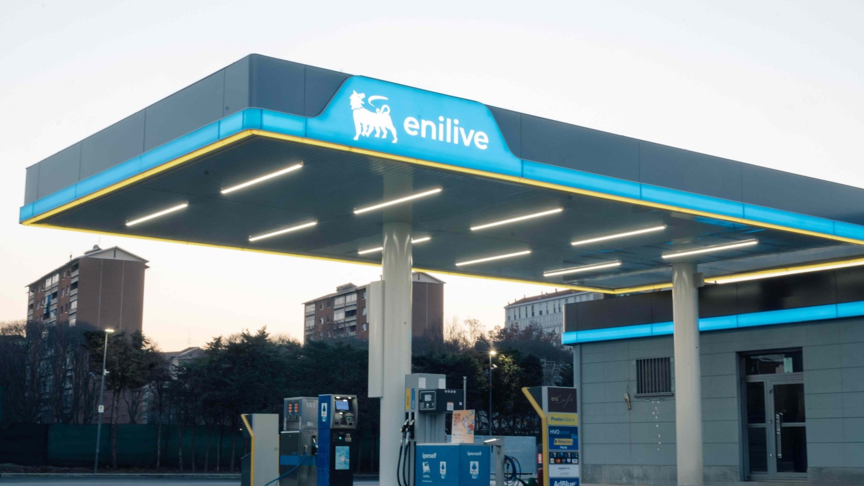 Una stazione Enilive a Torino con la nuova identità visiva.