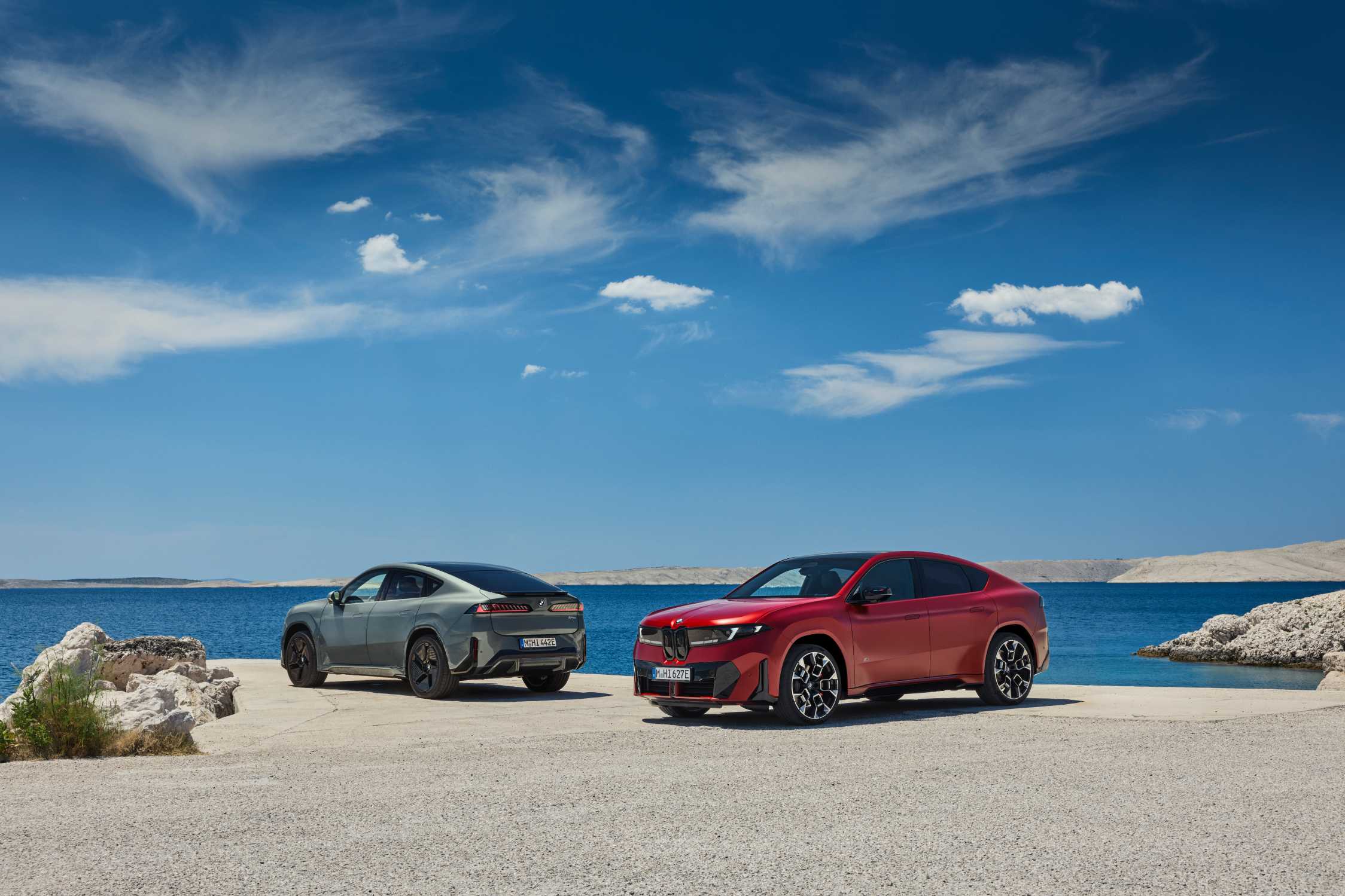 BMW iX4: il SUV coupé elettrico debutta con due versioni xDrive