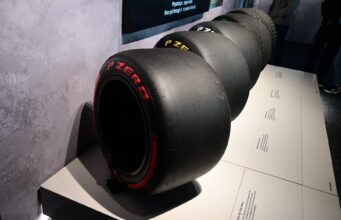 Pirelli, mescole più morbide per la tripletta americana di Formula 1 Foto d'archivio: Pirelli Tyre Sets at Formula 1 Exhibition, London 01