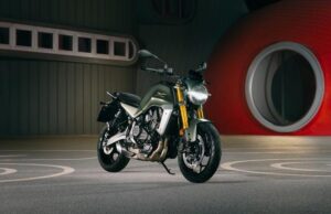 Moto Guzzi The Trip: 180 kg per la nuova roadster 500 Moto Guzzi The Trip nella livrea Green Grove, ripresa in vista anteriore a tre quarti.