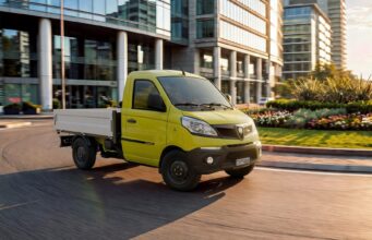 Piaggio Porter NPE: 7 allestimenti elettrici per Ecomondo Piaggio Porter NPE con pianale ripreso in un contesto urbano.