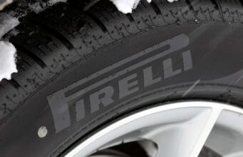Pneumatici invernali 2026-2027: obblighi, date, strade interessate e sanzioni Dettaglio di uno pneumatico invernale con neve sul battistrada