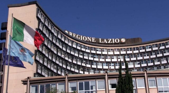 La sede della Regione Lazio a Roma; la Giunta ha approvato la misura sulla prosecuzione delle limitazioni attuali.
