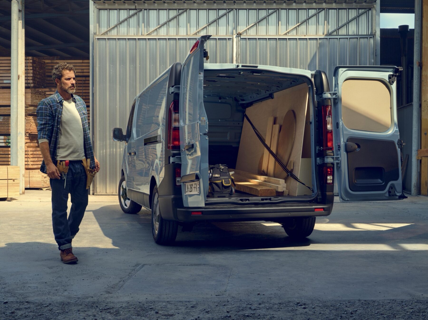 Il vano di carico di Renault Trafic Van utilizzato da un artigiano.