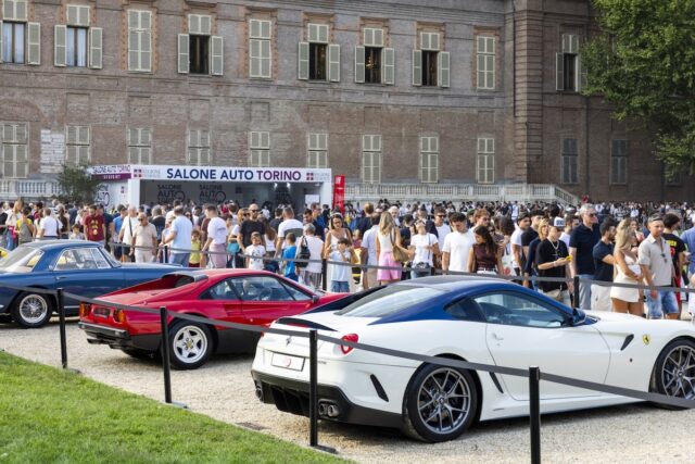 Il pubblico e alcune vetture esposte nel centro di Torino durante l’edizione 2026.
