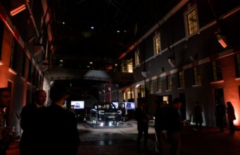 Zeekr 9X: anteprima italiana al MACRO di Roma La Zeekr 9X esposta durante l’anteprima italiana al MACRO di Roma.