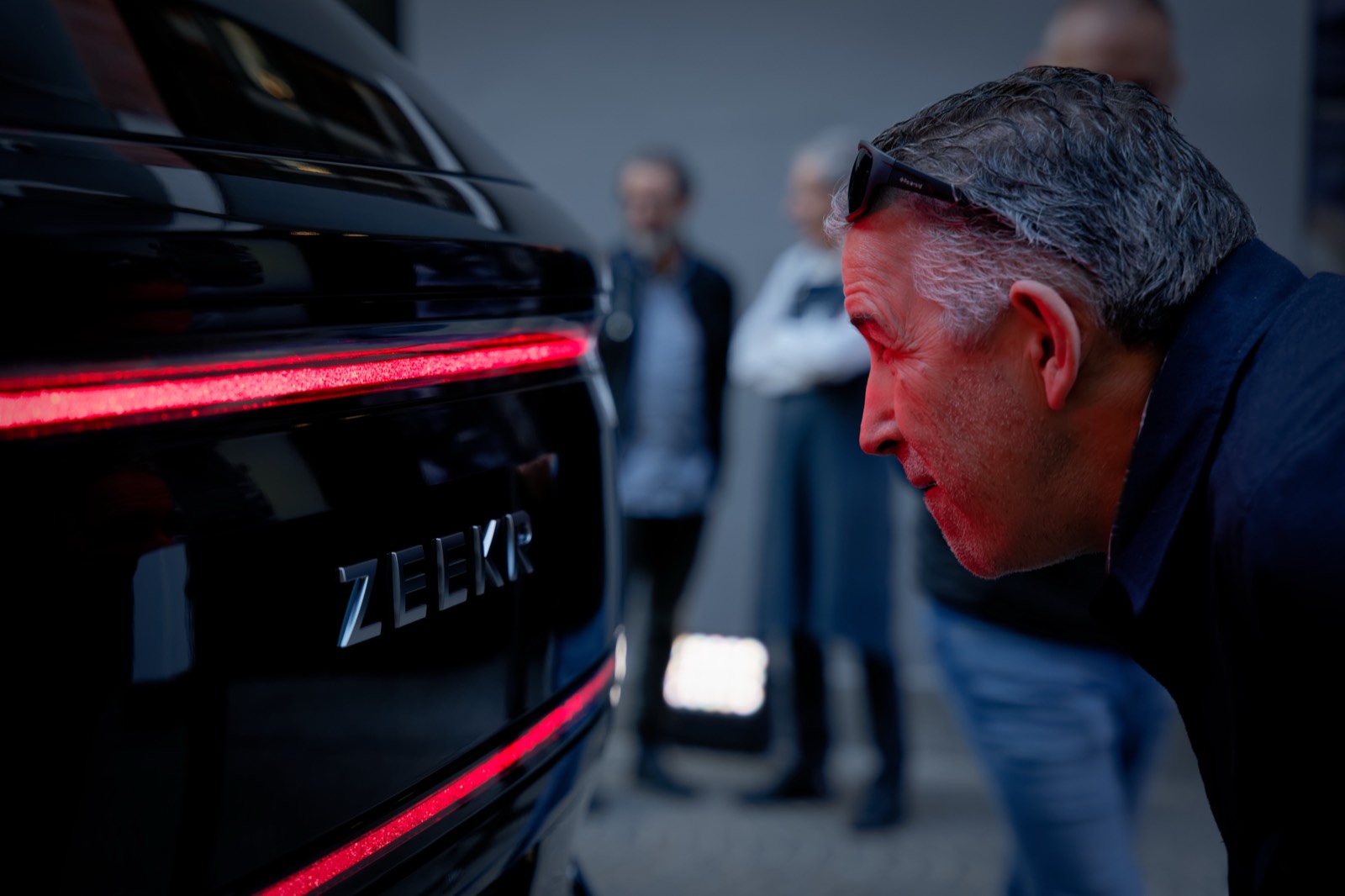 Il dettaglio posteriore della Zeekr 9X durante la presentazione italiana.
